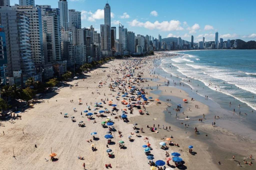 Balenário Camboriú: Esta não foi a primeira vez que o trecho alargado da praia apresenta problemas (Prefeitura de Balneário Camboriú/Facebook/Divulgação)