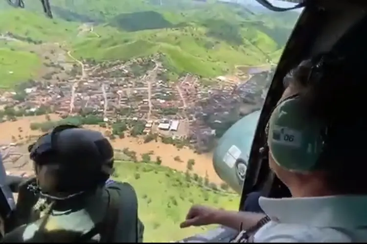 Bolsonaro sobrevoa região inundada por enchentes na Bahia (Twitter/Reprodução)