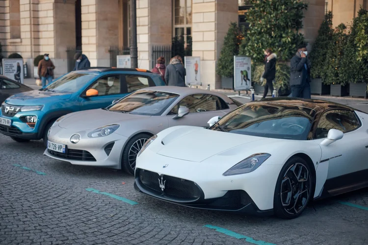 Carros estacionados em frente ao L’Auto de Paris: Nenhuma mulher pode entrar no clube fundado há 126 anos (Bloomberg/Bloomberg)