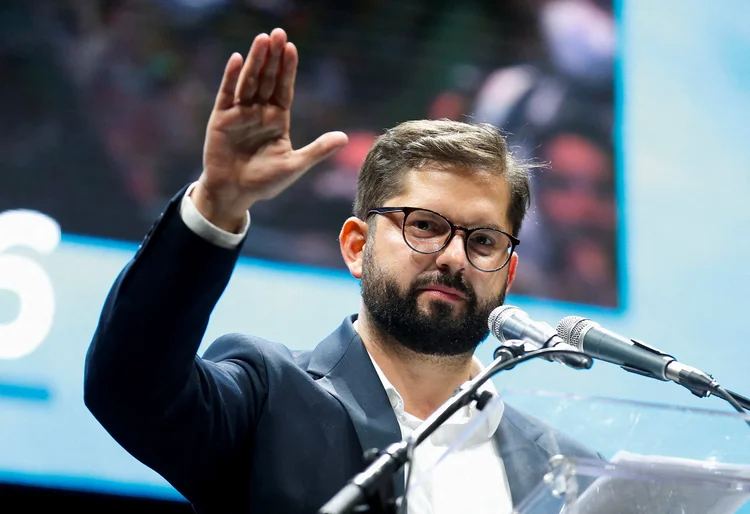 Gabriel Boric comemora vitória em eleições com apoiadores em Santiago, no Chile
19/12/2021 (Rodrigo Garrido/Reuters)