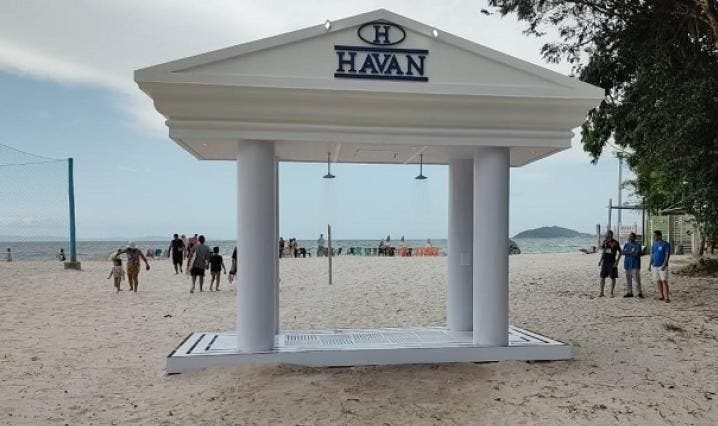 Chuveiro gigante da Havan em praia de Florianópolis causa polêmica