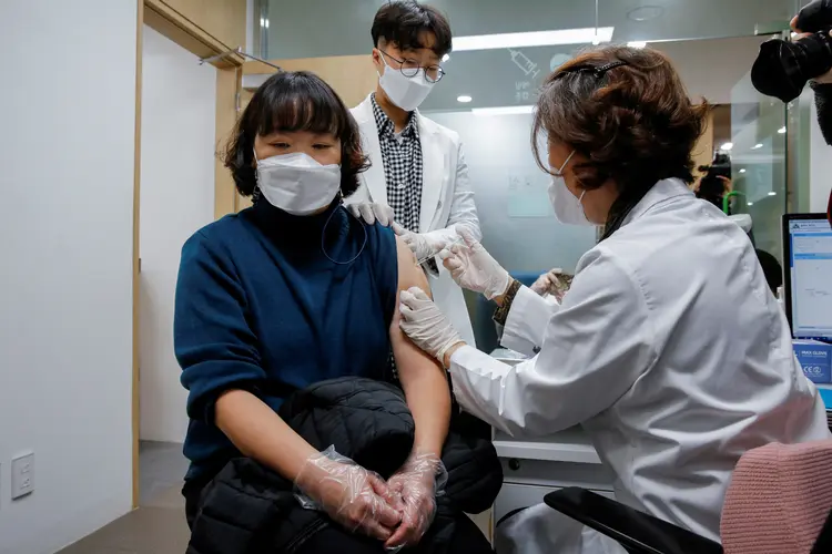 Enfermeira aplica dose da vacina contra a Covid-19 em cidadã de Seul, Coreia do Sul (Heo Ran/Reuters)