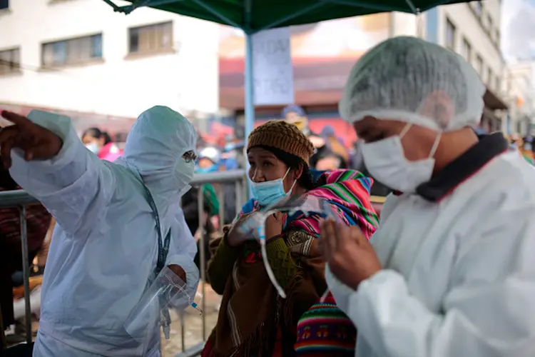 Profissionais de saúde atendem população em La Paz, na Bolívia: país tem pico de casos de covid (Gaston Brito/Getty Images)