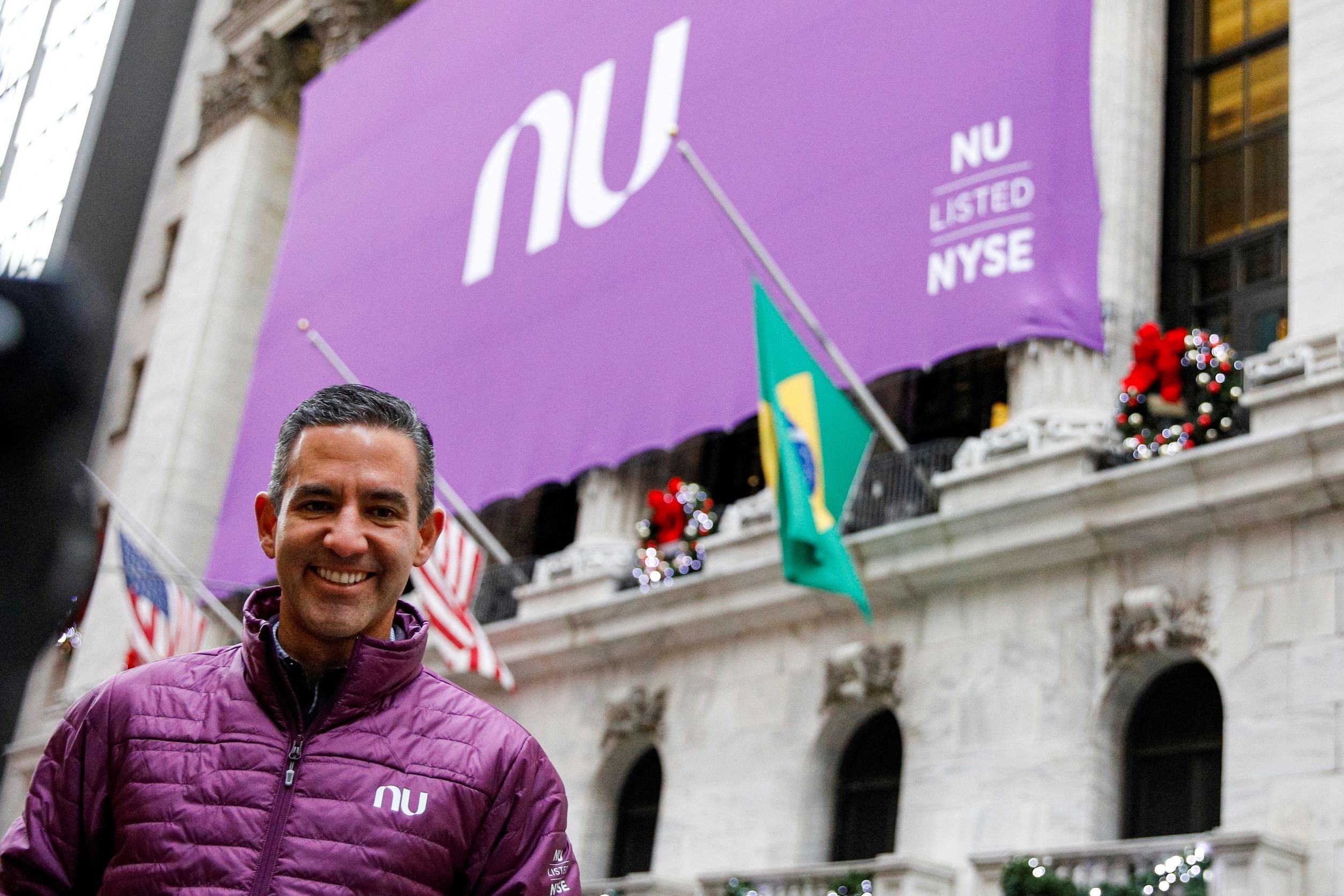 David Vélez, CEO e cofundador do Nubank, à frente da Bolsa de Nova York, no dia da estreia da ação do banco