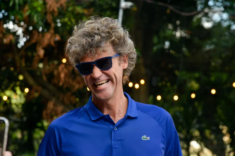 Gustavo Kuerten: ex-tenista venceu 3 Roland Garros.  (João Sal/Lacoste/Divulgação)