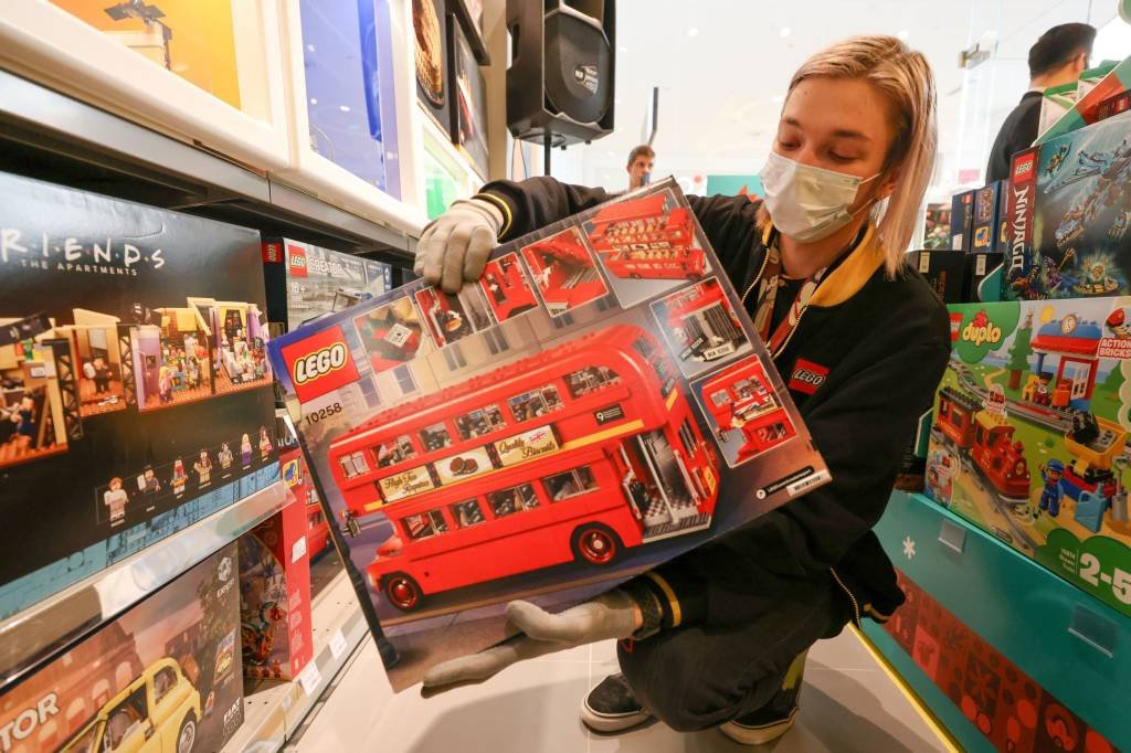 Réplica da Lego do famoso ônibus em dois andares de Londres em loja em Vladivostok, na Rússia | Foto: Yuri_Smityuk/TASS/Reuters (Reuters/Yuri_Smityuk/TASS)