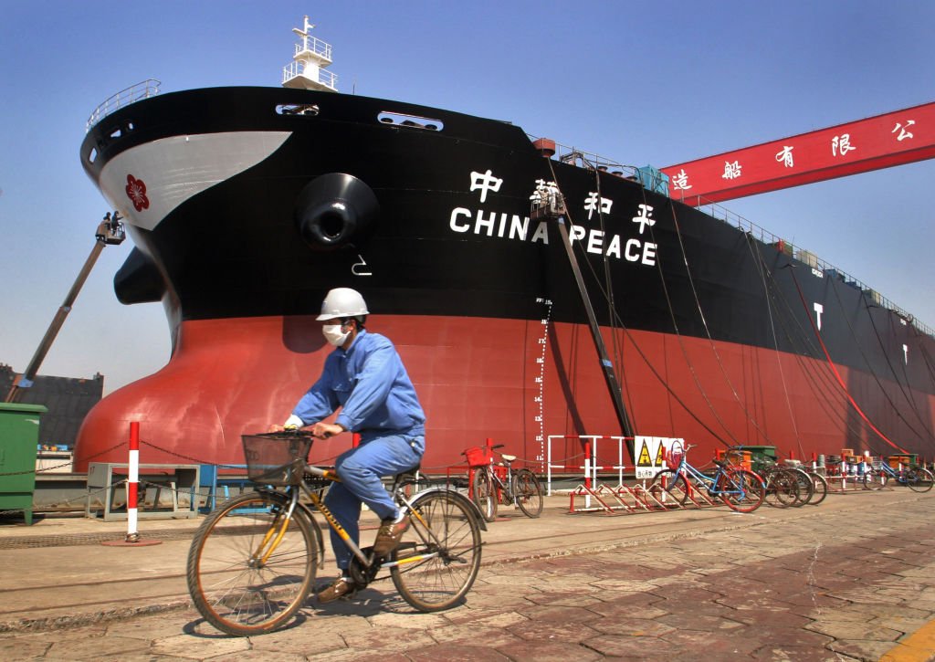 Navio chinês China Peace, do tipo Capesize: para receber esse tipo de navio, os portos brasileiros precisam ter profundidade acima de 14 metros (Getty Images/Kevin Lee/Bloomberg)
