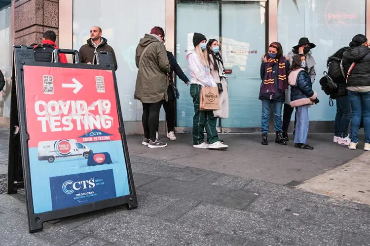 Fila de testagem em Nova York: ainda há regiões da cidade com taxa baixa de vacinação (Spencer Platt/Getty Images)