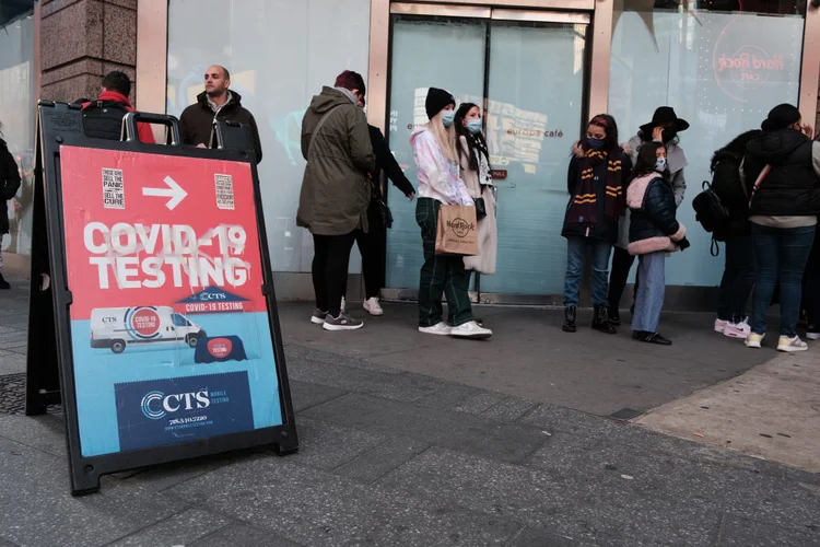 Fila de testagem em Nova York: ainda há regiões da cidade com taxa baixa de vacinação (Spencer Platt/Getty Images)