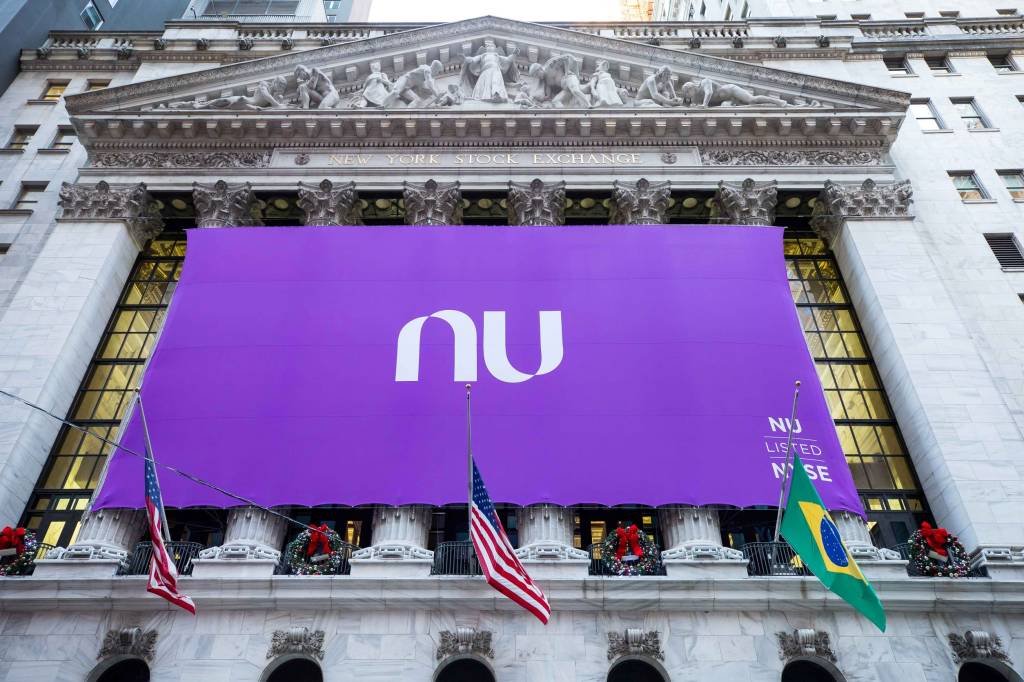 Bandeira com o logo do Nubank na frente do prédio da Bolsa de Nova York, no dia de estreia das ações da companhia: fintech apresenta balanço nesta segunda-feira (Nubank/Divulgação)