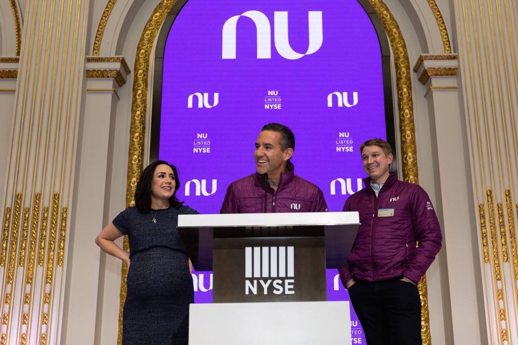 Cristina Junqueira, David Vélez e Edward Wible, cofundadores do Nubank, na cerimônia de estreia da empresa na Bolsa de Nova York | Foto: Divulgação (Nubank/Divulgação)