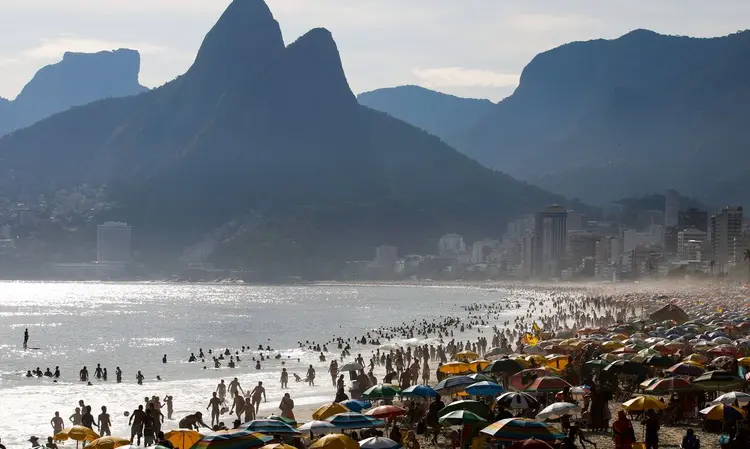 De acordo com a previsão do Sistema Alerta Rio, a onda de calor que atinge pelo menos cinco estados em todo o país (Fernando Frazão/Agência Brasil)