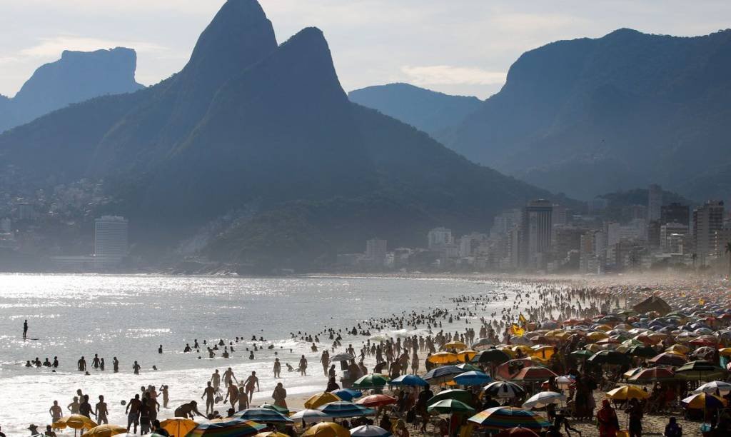 Banhistas no Rio: previsão de chuvas no Sudeste até o Natal (Fernando Frazão/Agência Brasil)