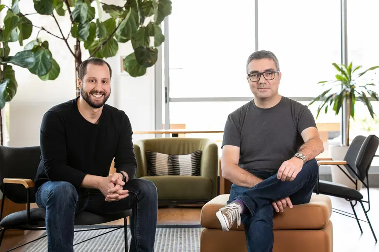 Gabriel Braga (à esquerda) e André Penha, co-fundadores e respectivamente CEO e CTO do QuintoAndar, maior startup dedicada ao mercado imobiliário do país | Foto: Divulgação (QuintoAndar/Divulgação)
