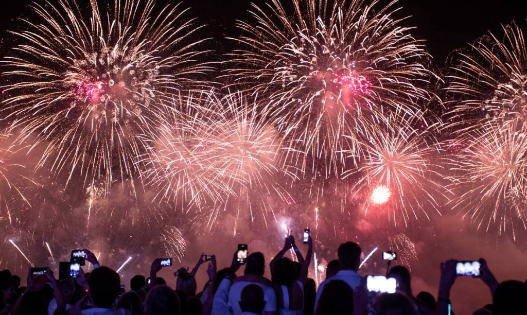 Festa de réveillon continua na Praia de Copacabana