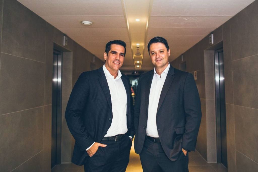 Rodrigo Leone (à esquerda) e Walter Forte, sócios-fundadores da Octo Capital, escritório de agentes autônomos parceiro do BTG Pactual na região Nordeste | Foto: Octo Capital/Divulgação (Octo Capital/Divulgação)