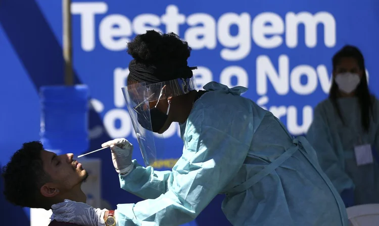 Diante do fato de os testes de influenza serem mais caros, representantes de laboratórios ouvidos pelo Estadão apontaram que, por mais que isso não seja o recomendado, pacientes com sintomas gripais têm preferido realizar só os exames de covid (Marcelo Camargo/Agência Brasil)