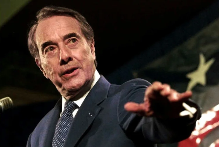 Bob Dole: a presidente da Câmara dos Representantes, a democrata Nancy Pelosi, ordenou que as bandeiras do Capitólio voassem a meio mastro (AFP/AFP)