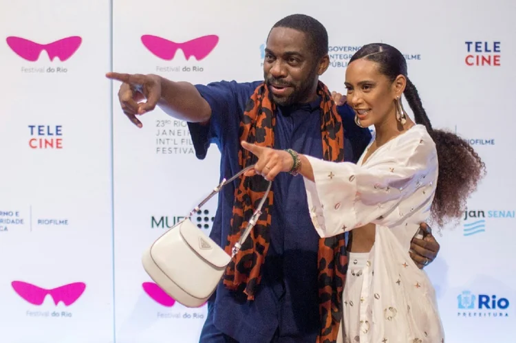 O ator e diretor Lázaro Ramos e a atriz Taís Araújo, sua esposa, antes da exibição do filme 'Medida Provisória' no Festival do Rio, no Rio de Janeiro, em 15 de dezembro de 2021

 (AFP/AFP)