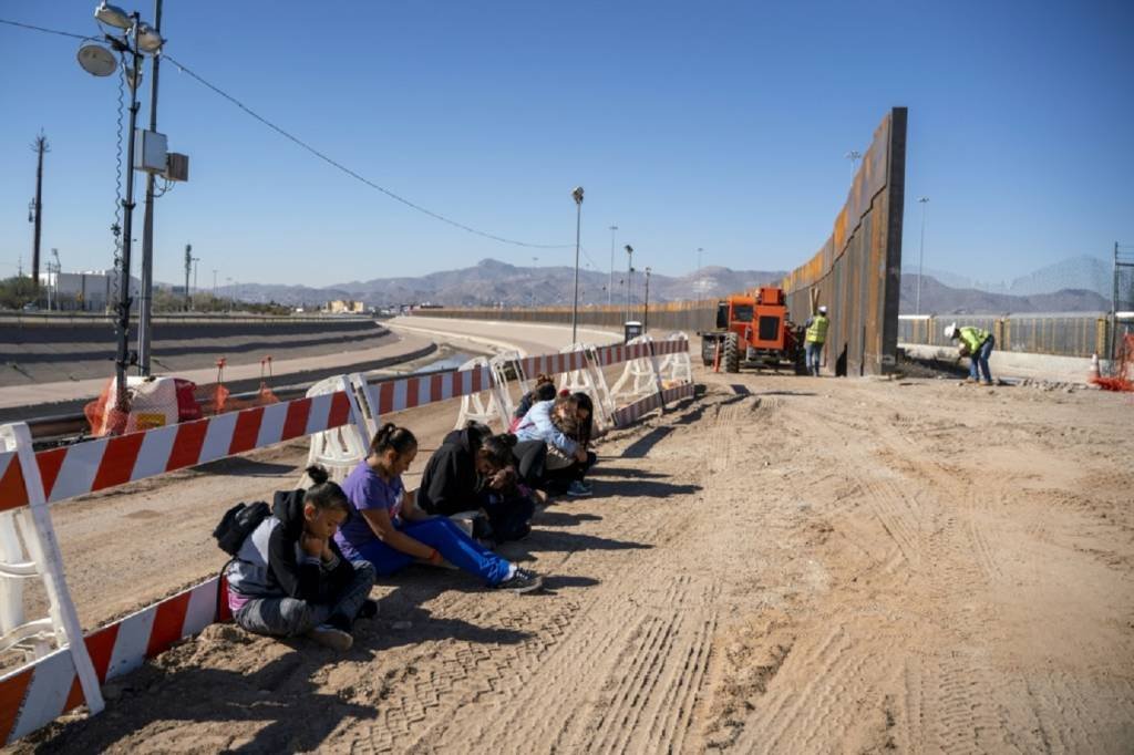 EUA: governador do Arizona constrói muro de contêineres na fronteira com o México