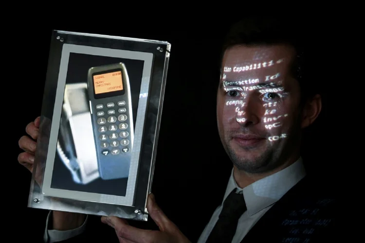SMS: Maximillien Aguttes, gerente de desenvolvimento da casa de leilões Aguttes, exibe uma tela mostrando o telefone com o primeiro SMS da história, em 20 de dezembro de 2021, em Neuilly-sur-Seine, oeste de Paris (AFP/AFP)