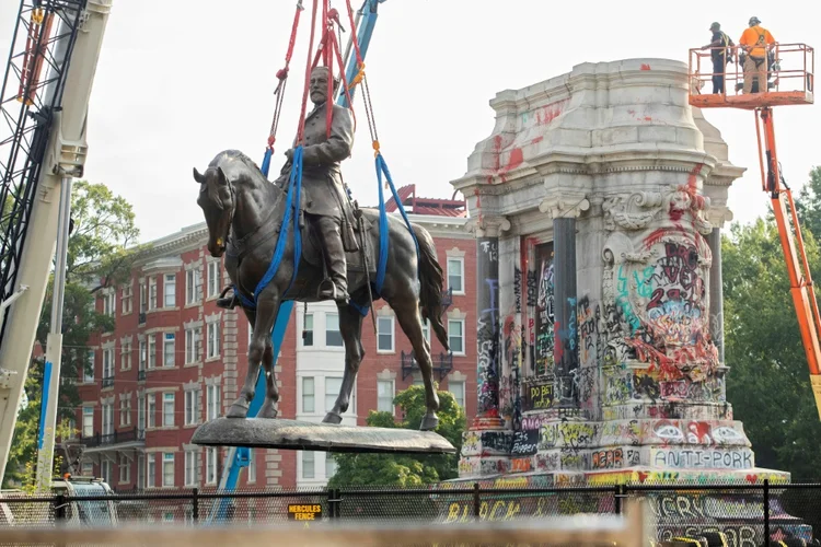 Uma cápsula do tempo enterrada 130 anos atrás na base da estátua de um general confederado foi aberta nesta quarta-feira, revelando livros molhados e outros elementos (AFP/AFP)