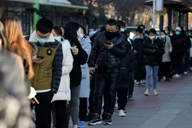 Moradores da cidade de Xi'an em fila para teste de covid-19

 (AFP/AFP)