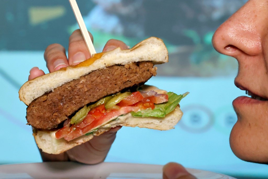 Rede de fast food israelense vende hambúrguer preparado por robô