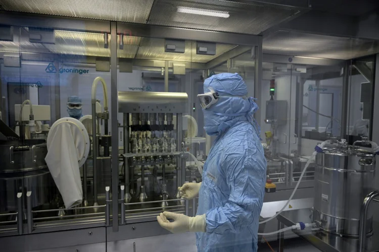 "Hoje, na Argentina, poderíamos ter cerca de 150.000 ou 200.000 casos de novas infecções por dia", disse o bioquímico Jorge Geffner à Reuters. (AFP/AFP)