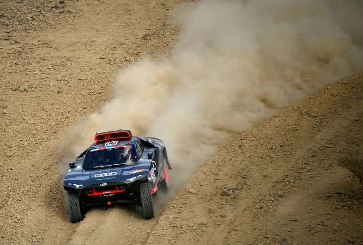 O piloto espanhol Carlos Sainz participa dos eventos de testes em Jeddah, em 29 de dezembro de 2021, para a edição de 2022 do rali Dakar, que acontecerá na Arábia Saudita entre 1º e 14 de janeiro. (AFP/AFP)