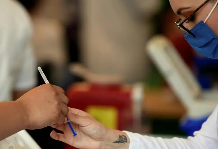 Enfermeira prepara dose da vacina da Pfizer contra a covid-19 no centro de vacinação montado no Campo de Marte da Cidade do México. (AFP/AFP)