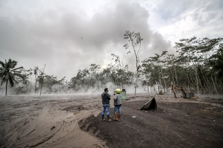 Erupção destruiu edifícios e uma ponte estratégica que conecta duas áreas no distrito vizinho de Lumajang com a cidade de Malang (Antara Foto/Umarul Faruq//Reuters)