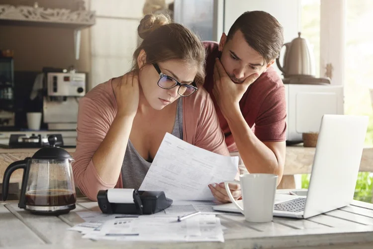 Torna-se cada vez mais urgente e necessário discutir a relação entre saúde financeira e saúde mental, mostrando, entre outros aspectos, os impactos do endividamento nas emoções de quem vive essa situação. Você já tinha parado pra pensar nisso? Essa é, exatamente, a reflexão que queremos provocar hoje e a gente te convida a nos acompanhar nela. (Freepik/Divulgação)