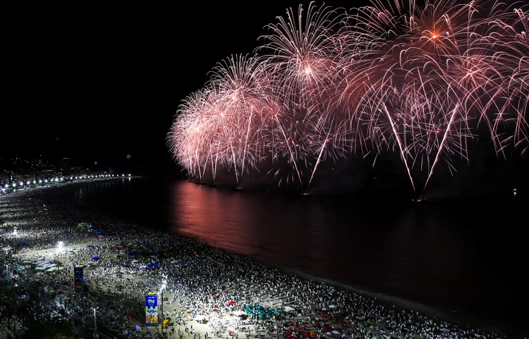Show de fogos na praia de Copacabana na festa de Réveillon. (Ricardo Moraes/Reuters)