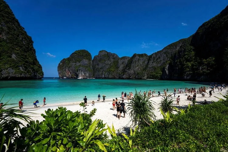 Praia Maya Bay, na Tailândia, reaberta para turistas após mais de três anos. (Athit Perawongmetha/Reuters)