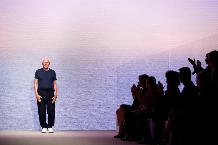 Giorgio Armani apresenta coleção primavera/verão 2022 durante semana de moda em Milão, na Itália. (Alessandro Garofalo/Reuters)