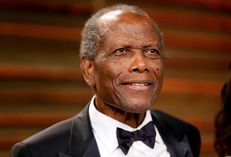 Sidney Poitier: Em "Adivinhe Quem Vem para Jantar" ele interpretou um homem negro com uma noiva branca e "No Calor da Noite" ele era Virgil Tibbs, um policial negro enfrentando o racismo durante uma investigação de assassinato (Danny Moloshok/Reuters)