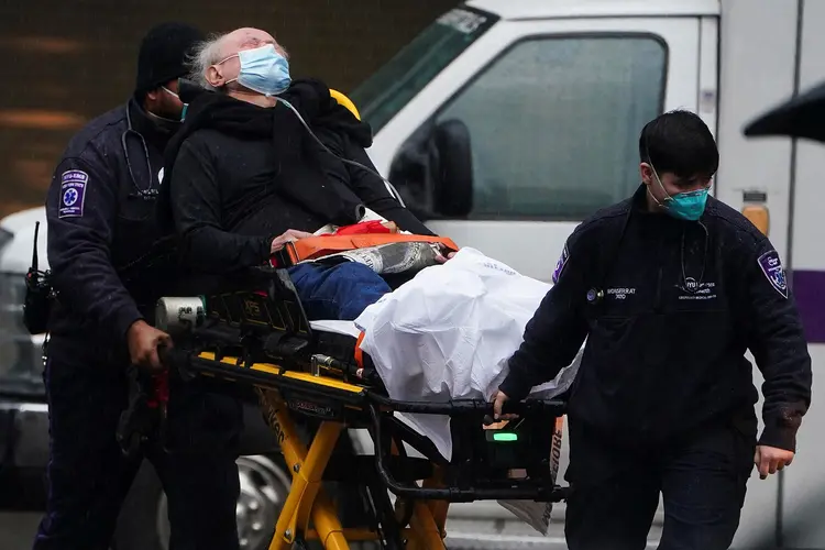 Paciente é levado para hospital durante a pandemia de Covid-19 em Nova York (Carlo Allegri/Reuters)