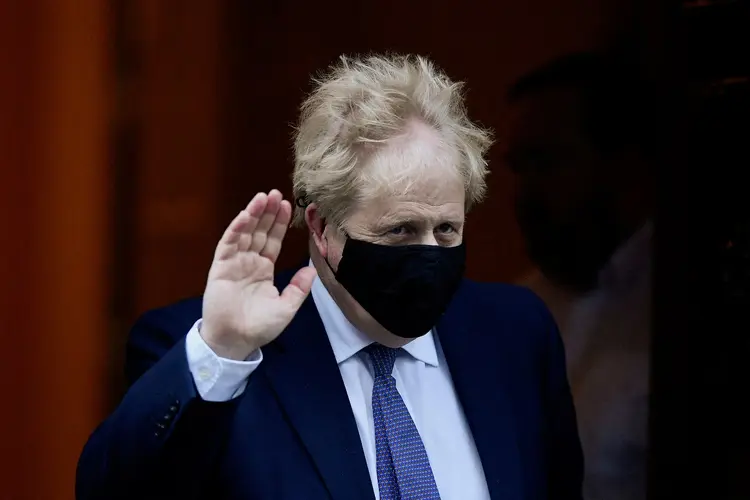 Primeiro-ministro do Reino Unido, Boris Johnson, acena ao deixar residência oficial em Londres (Toby Melville/Reuters)