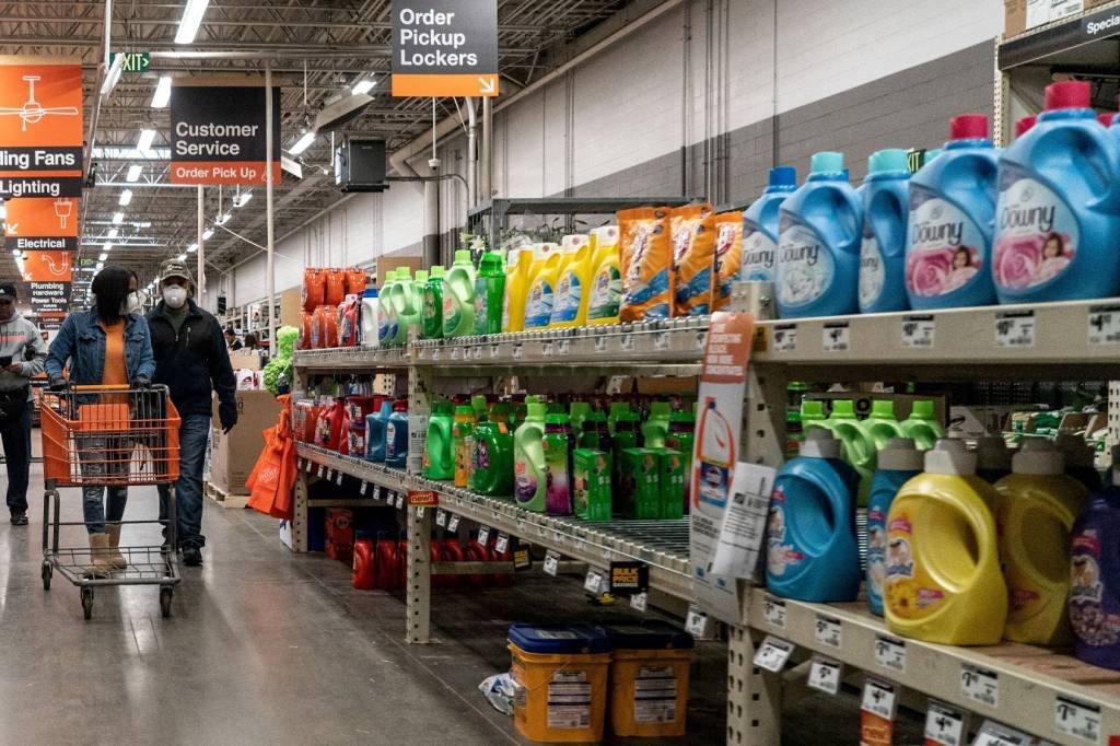 Consumidores andam por loja da rede de materiais de construção Home Depot enquanto usam máscaras para ajudar a retardar a propagação da Covid-19  (Lawrence Bryant/Reuters)