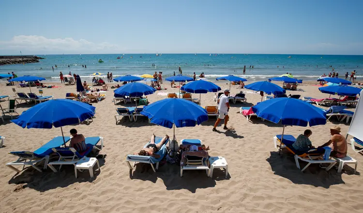 Pessoas se refrescam em uma praia em Sitges, ao sul de Barcelona. (Albert Gea/Reuters)