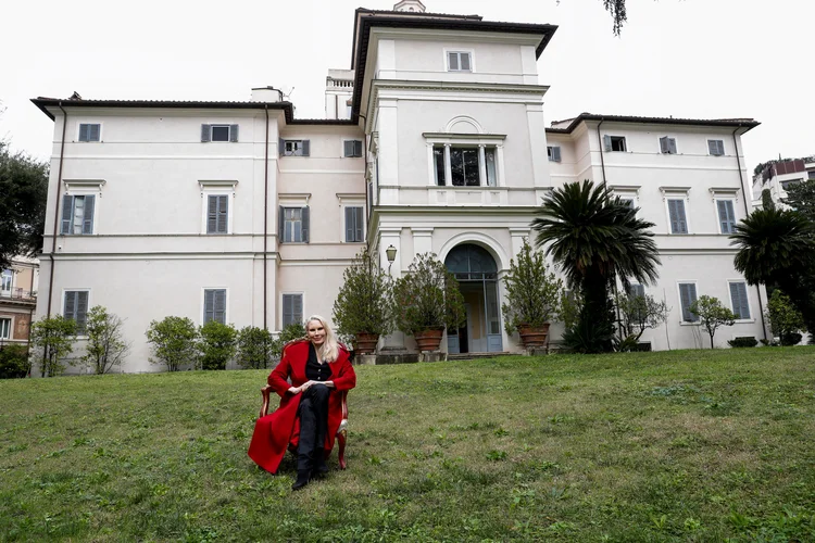 Princesa Rita Boncompagni Ludovisi posa para foto diante de vila colocada em leilão. (Remo Casilli/Reuters)