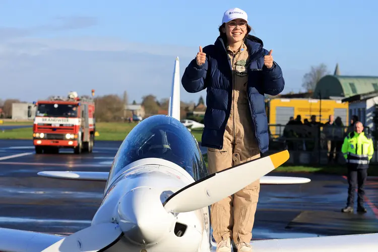 Zara Rutherford aterrissa na Bélgica após voo solo de volta ao mundo. (Pascal Rossignol/Reuters)