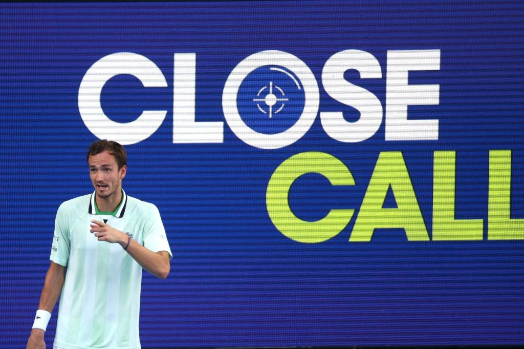 Medvedev perde a calma, mas chega às quartas de final na Austrália