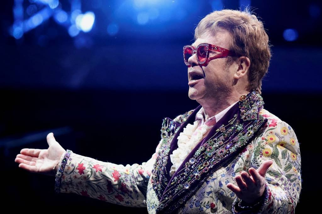 Elton John tem diagnóstico de Covid e adia as datas da turnê