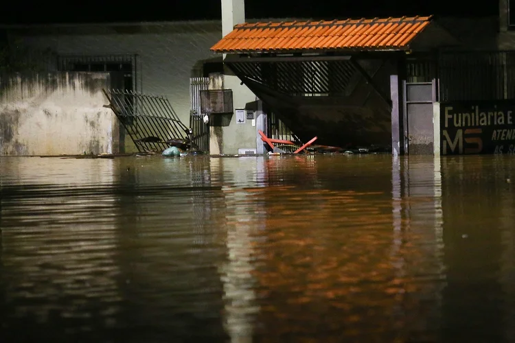 O portão de uma casa é quebrado por inundações após fortes chuvas em São Paulo (Carla Carniel/Reuters)