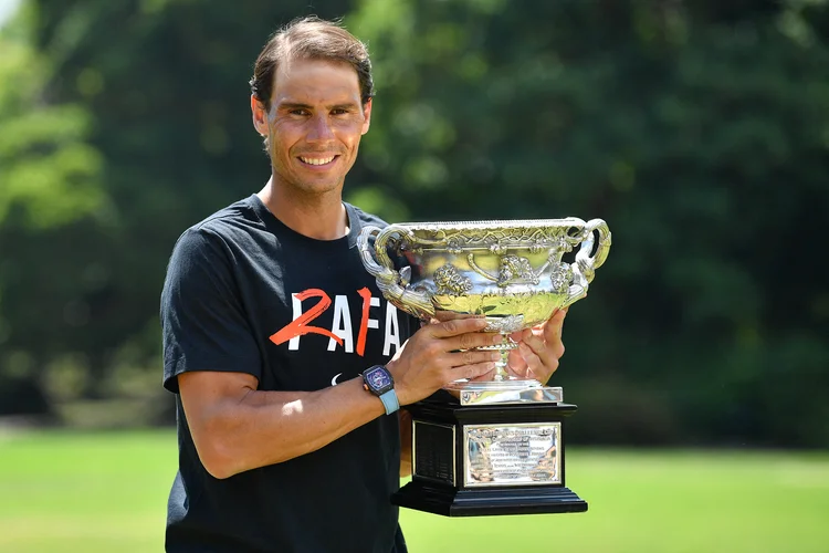 Rafael Nadal posa para foto com o troféu do Aberto da Austrália em Melbourne. (Joel Carrett/AAP Image/Reuters)
