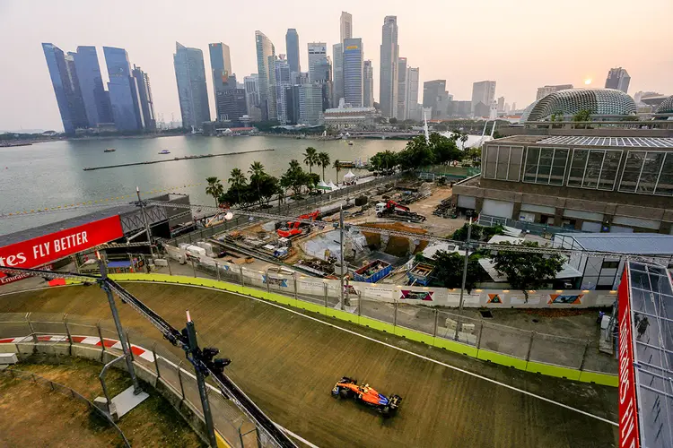 Vista geral do circuito de Cingapura durante treino para o Grande Prêmio de Fórmula 1. (Feline Lim/Reuters)