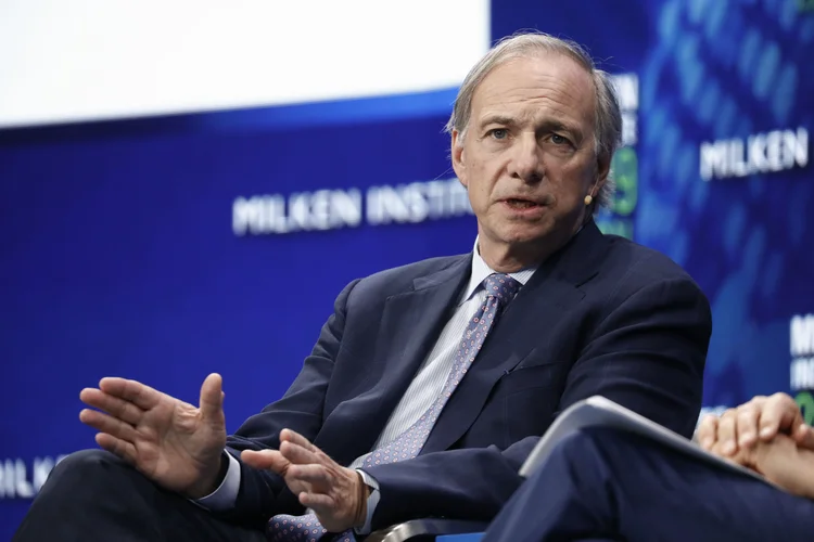 Ray Dalio não acredita que investidor individual está preparado para acertar previsões ao investir | Foto: Patrick T. Fallon/Bloomberg (Patrick T. Fallon/Bloomberg)