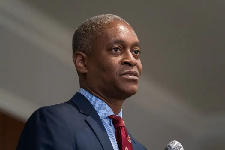 Presidente do Federal Reserve Bank of Atlanta, Raphael Bostic, fala no Harvard Business School Club (Bloomberg/Bloomberg)